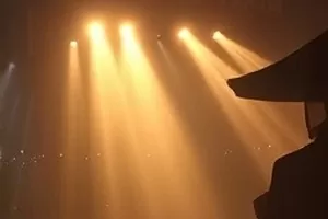 灯下手书剧集封面，昏黄油灯下的信纸